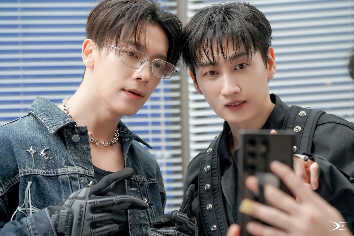 SJ_DnE_official's tweet photo. [📸]
SUPER JUNIOR-D&E MINI 6th ALBUM [INEVITABLE] 자켓 촬영 𝑩𝒆𝒉𝒊𝒏𝒅 𝑺𝒌𝒆𝒕𝒄𝒉 ✨

쌀쌀해진 가을 날씨에 ANNIE들의 마음을 녹여줄 선물을 준비했습니다 🎁
더 많은 사진은 아래 포스트 링크를 통해 확인하실 수 있습니다 💙

🔗 https://t.co/fvn0tdSTAc

#슈퍼주니어DnE #SuperJuniorDnE
#DONGHAE #EUNHYUK
#INEVITABLE