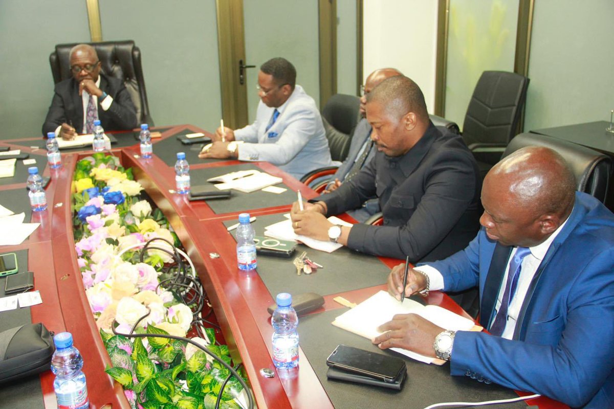 L'AZES par son DG, DGA ainsi que les cadres ont reçus la délégation de la JICA ce lundi 28 octobre 2024 dans son siège. Le Japon a décidé d'aider la République Démocratique du Congo à développer son industrie raison de cette visite au sein de l'Agence des Zones Economiques