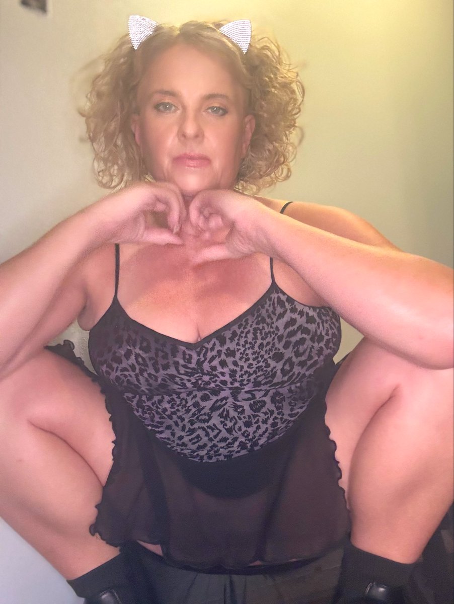 BloomDahlia24's tweet photo. Slutty kitty pics heading your way, lovers ❤️🧡🖤🤎❤️🧡🖤🤎
Boost me, it’s Halloween!
#NSFW
#hornymilf
#cougar
#leopardprint
#sexykitty
#pussy https://t.co/JS5YhZJHms