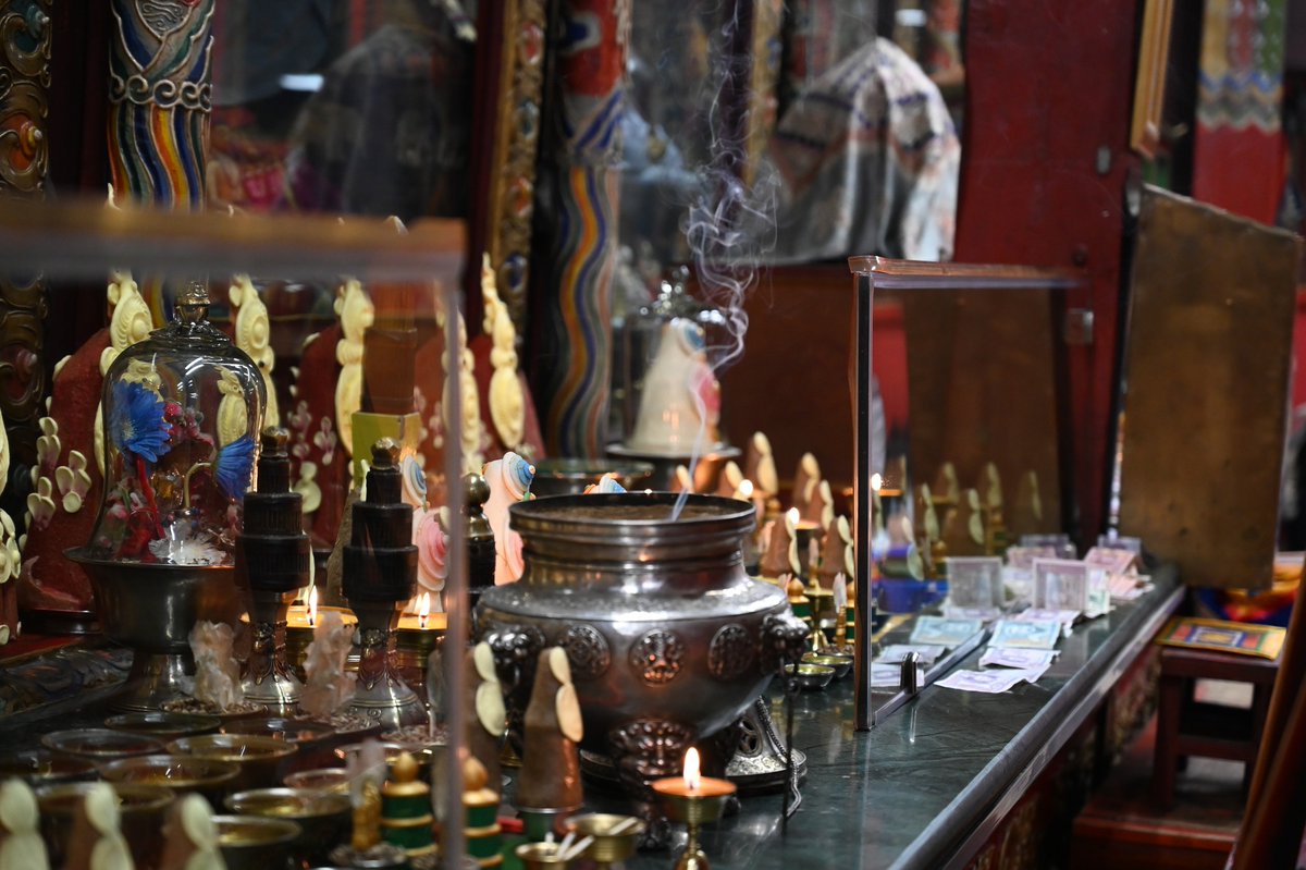 Намрын адаг сарын хуучдын 29
Гандан дуганд 10 хангал хурж байна.
Гурван цагийн арван зүгийн багш гурван эрдэмд
Голт зүрхний угаас гилбэрэлтгүй сүжиг бишрэлээр залбирмуй.