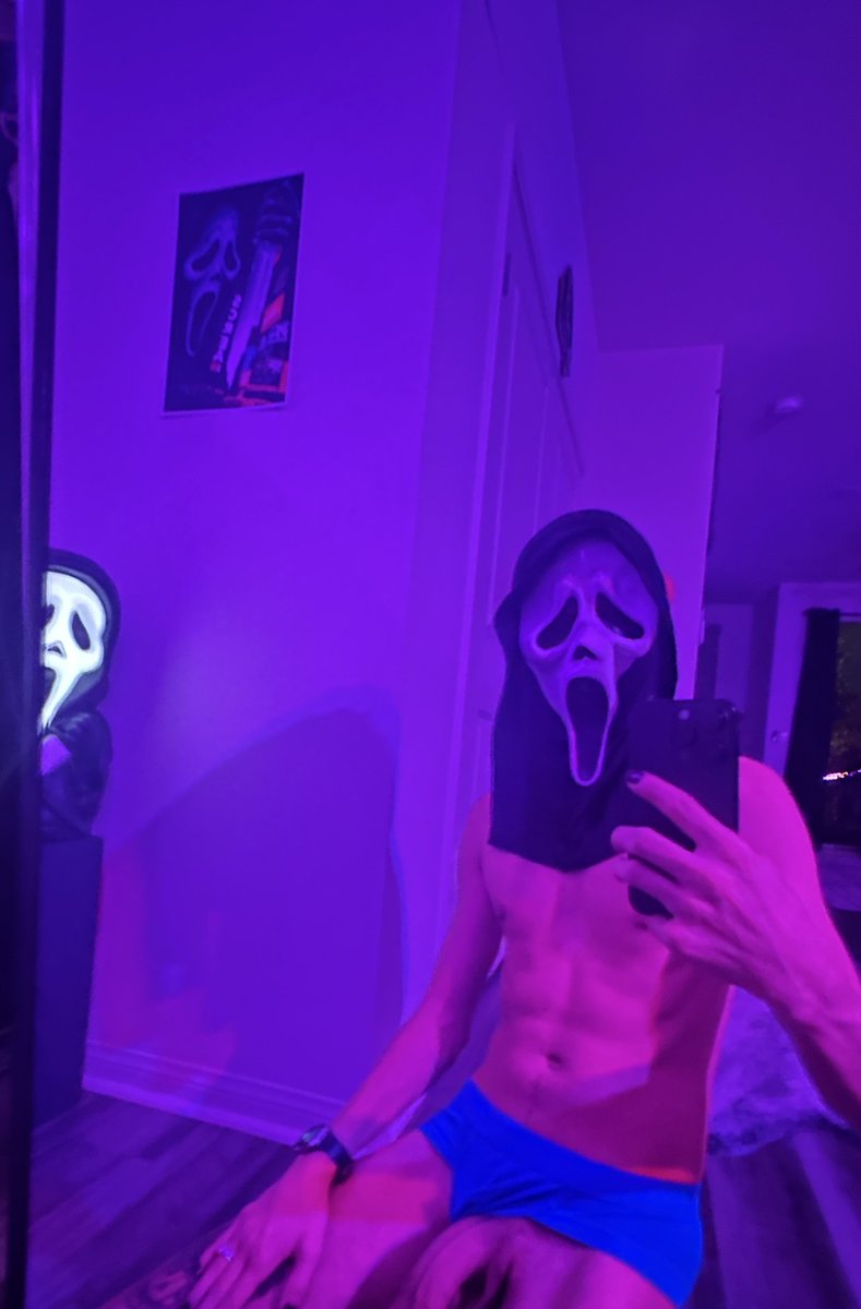 dare0828's tweet photo. do you like scary movies ? https://t.co/740sybzuyL