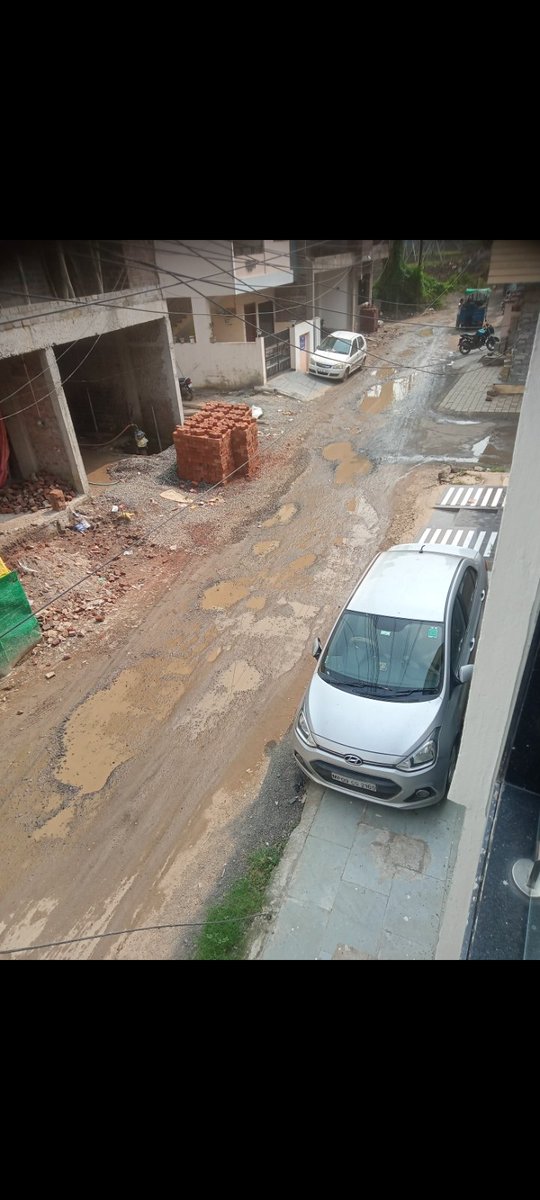 SinghM009's tweet photo. @advpushyamitra @NagarNigamIndor @SwachhIndore  brajanyani colony limbodi ward 77 ki Roz jal jamav rehta h road pe humare area ki parshad vidhayak election jeetne ke bad se aaj tak koi kam nhi logo ke gharo ka pani jama rehta h vinti h gadde bharwa dijiye plz https://t.co/2J0K831KY6