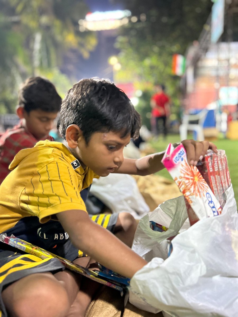 આ દિવાળી તમને પ્રેમ, શાંતિ અને સુખની ભરપૂર ભેટ આપે તેવી શુભેચ્છાઓ.
 હેપ્પી દિવાળી.