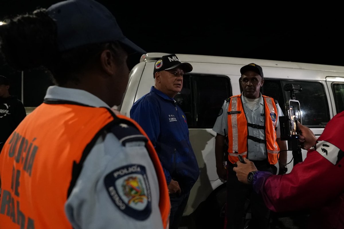 🚔 La madrugada de este jueves #31OCT, el Vpdte. Sectorial Cap. @DCabellor, realiza un recorrido de supervisión nocturna a los órganos de seguridad ciudadana en Mampote, edo. Miranda