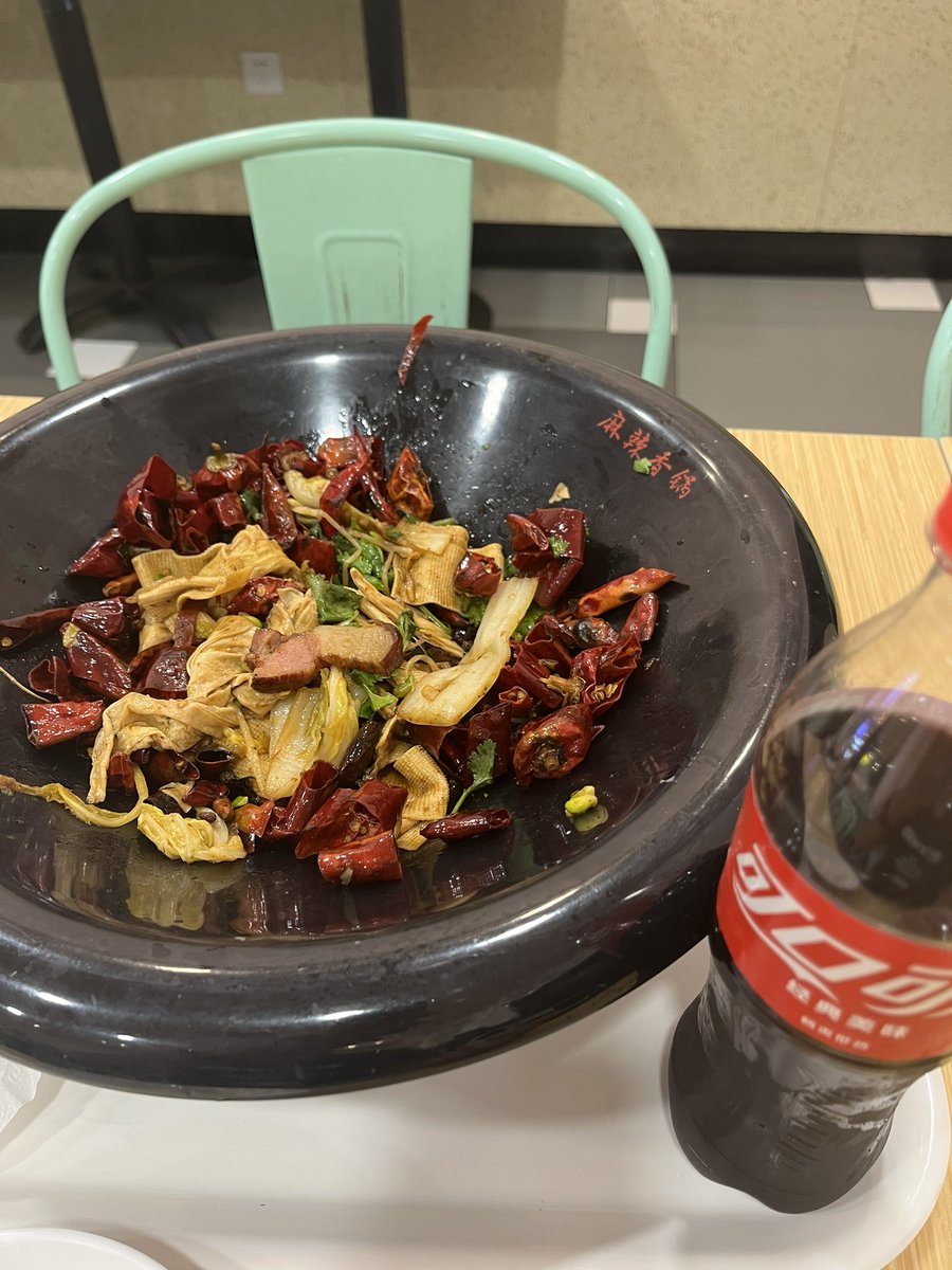 麻辣干锅配可乐绝对爽，那种麻辣在口腔黏膜麻木，再加以可以冰镇可乐气泡在口腔翻滚轻微爆破的感觉，很是舒爽！