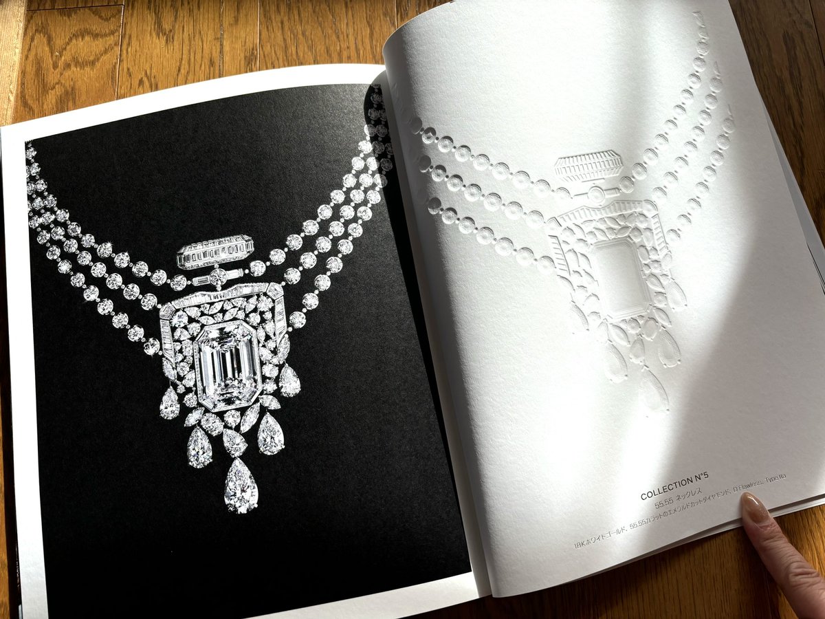 JEWELRY_MUSUBU's tweet photo. 『家庭画報』12月号綴込み
CHANELの広告ページ
厚手の紙にネックレスそのままのエンボス（型押し）で石のファセットも精巧に再現されまてます。
めくるとカラーのネックレス写真が
登場する仕組み、すごい👏

紙は別紙封入で型押し加工。型押し用の型も新しくおこさないとならないし、ロゴとクレジットは銀の箔押し。製本は別進行ですごいコストだったはず。
このメイキングを聞いてみたい。ぜひいちどご覧ください

#家庭画報