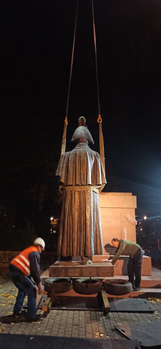 VilnisKirsis's tweet photo. Esplanādes laukums ir brīvs no krievu imperiālisma simbola. 🇱🇻 https://t.co/XubZCA1HTM