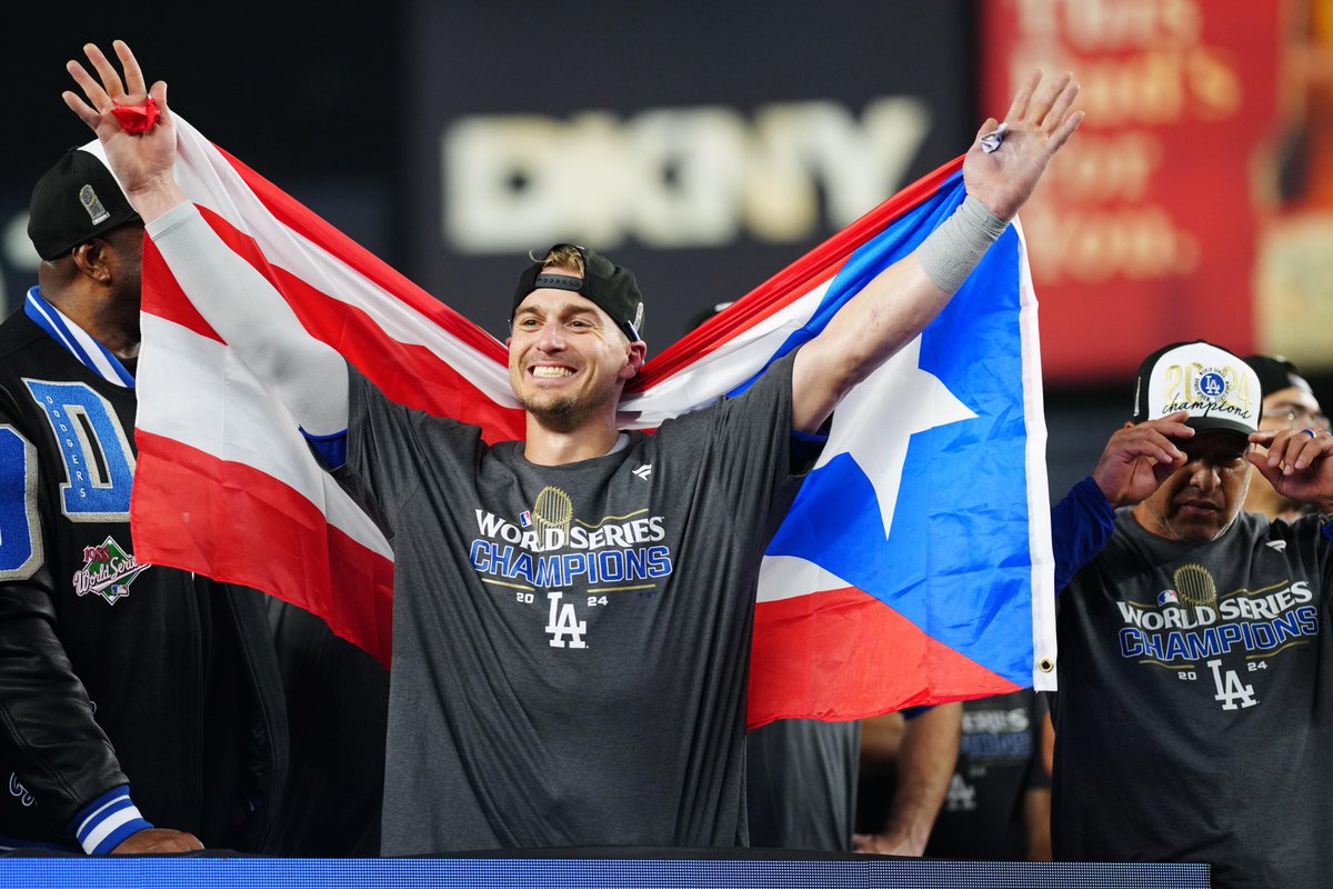 MLBPuertoRico's tweet photo. "De PR pa'l mundo, gracias al que creyó" 🎶 🇵🇷 #SerieMundial https://t.co/znQuOTwHTM