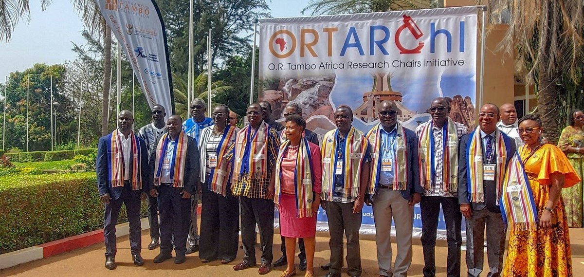 Robert Kalyesubula,MD, FISN(USA), PhD-FRCP(London) (@rkalyes1) on Twitter photo 🔥 Congratulations to Prof. David Meya from <a href="/MakerereCHS/">Makerere University College of Health Sciences</a> is now Chair of the 0.R Tambo Africa Research Chairs Initiative.
👉 The appointment will attract USD 170,000/ yr for 5 years training Scientists from <a href="/Makerere/">Makerere University</a> & <a href="/MbararaUST/">Mbarara University</a>
<a href="/dmeya/">David</a>
<a href="/DrOribaDan/">Dr. Oriba Dan Langoya</a>
news.mak.ac.ug/2024/10/makere… 🔥 Congratulations to Prof. David Meya from <a href="/MakerereCHS/">Makerere University College of Health Sciences</a> is now Chair of the 0.R Tambo Africa Research Chairs Initiative.
👉 The appointment will attract USD 170,000/ yr for 5 years training Scientists from <a href="/Makerere/">Makerere University</a> & <a href="/MbararaUST/">Mbarara University</a>
<a href="/dmeya/">David</a>
<a href="/DrOribaDan/">Dr. Oriba Dan Langoya</a>
news.mak.ac.ug/2024/10/makere…