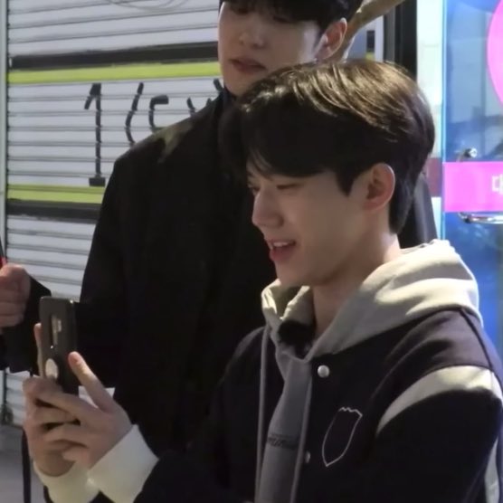 이 날 윤도온은 대체 뭘까.. 아기 똔개가 이렇게 잘생길 수 있는 걸까..? 왜 이 사진들은 봐도봐도 질리지 않는 걸까..? 모든 것이 의무 투성이인 날이다..