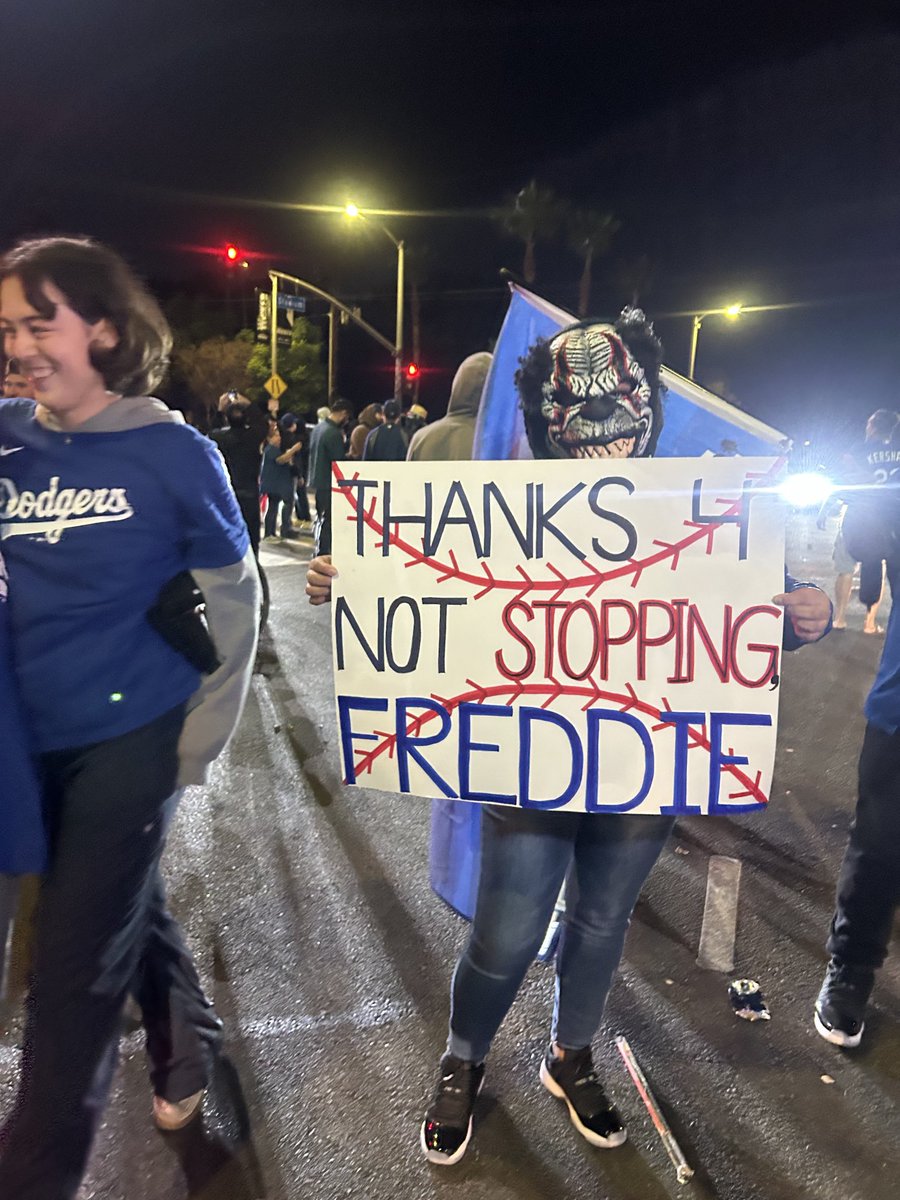 PalmTreesnGz's tweet photo. That’s right. 💙✊🏽💙 https://t.co/v1G5zDpnsC