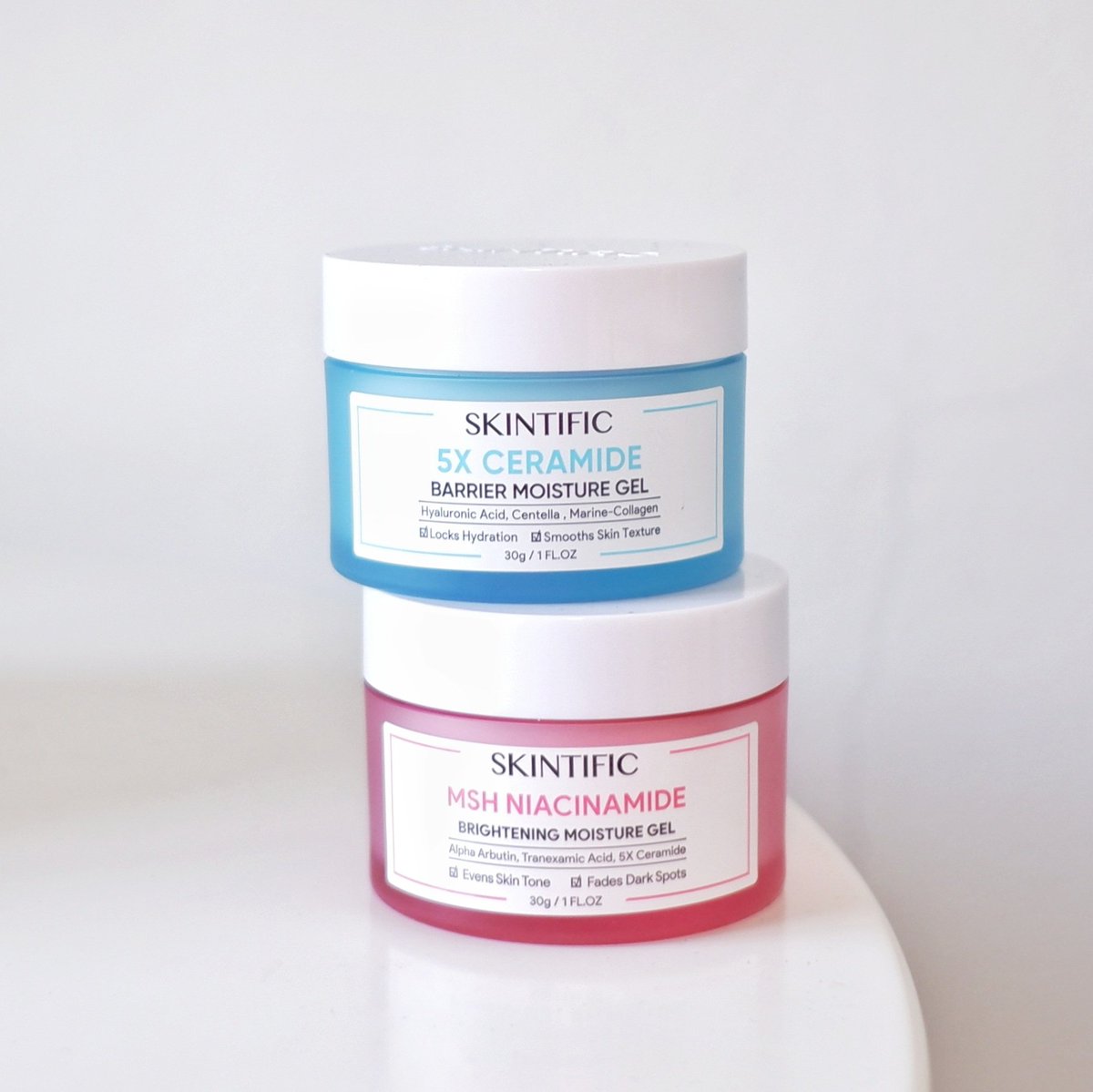 ใครยังลังเลไม่รู้จะใช้ มอยเจอร์ Skintific สูตรไหนดี โพสต์นี้สรุปมาให้แล้ววว 
🩵 5X Ceramide Moisture Gel ช่วยเสริมเกราะปกป้องผิวแข็งแรง เนื้อเจลบางเบา ซึมไว สบายผิว ผิวนุ่มชุ่มชื้น ผิวอิ่มฟู ปลอบประโลมผิว รอยแดง สิวอักเสบได้ดี เหมาะกับผิวบอบบาง แพ้ง่าย และผิวแห้งขาดน้ำ

🩷 MSH Niacinamide Moisture Gel ช่วยปรับผิวให้ชุ่มชื้นผิวดูโกลว์กระจ่างใส เนื้อเจลบางเบา ซึมไว ไม่เหนอะผิว ผิวชุ่มชื้นขึ้นแต่ไม่มัน รอยแดง รอยสิวจางไวขึ้น เหมาะกับคนมีจุดด่างดำ รอยแดงจากสิว ผิวหน้าหมองคล้ำ สีผิวไม่สม่ำเสมอ 
#ใช้ดีบอกต่อ #Skintific