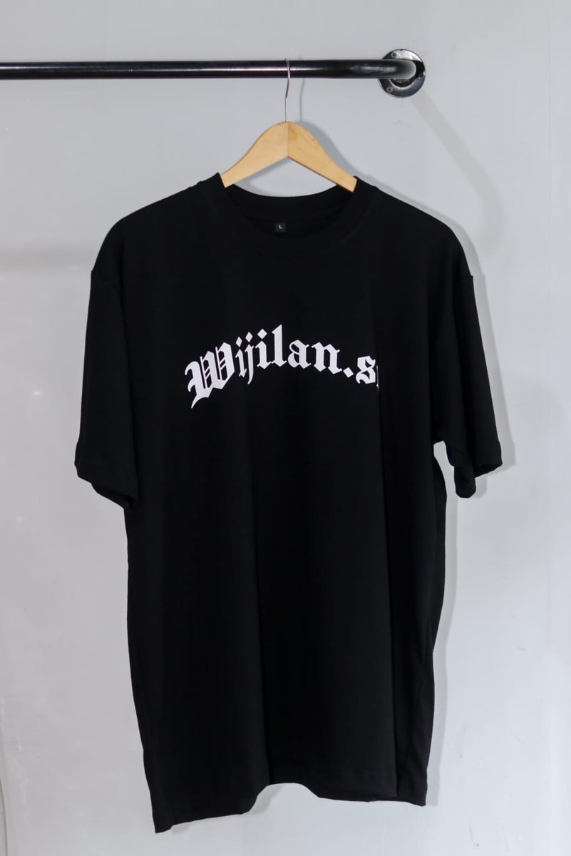 wijilanstreetsj's tweet photo. Yo-BRO! Ini salah satu produk dari store WiMin, Wijilan Streetw. WiMin saranin beli model ini buat kalian yang seleranya simpel.👌
Ayo ke Wijilan Street's Joint store sekarang! Kalo habis, Pre-order BRO.
#WijilanStreetsJoint #WijilanStreet #hiphop #brandlokal #ootd #yogyakarta https://t.co/vJ2YtBplkt