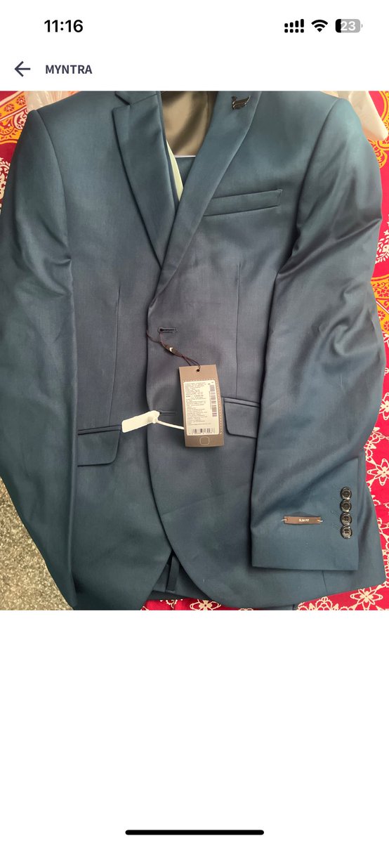 IgSachinKumar's tweet photo. @myntra your customer care can’t see difference in colour and they are close tickets without any reason. Can you see the difference in images?? https://t.co/GR5u0QQRaH