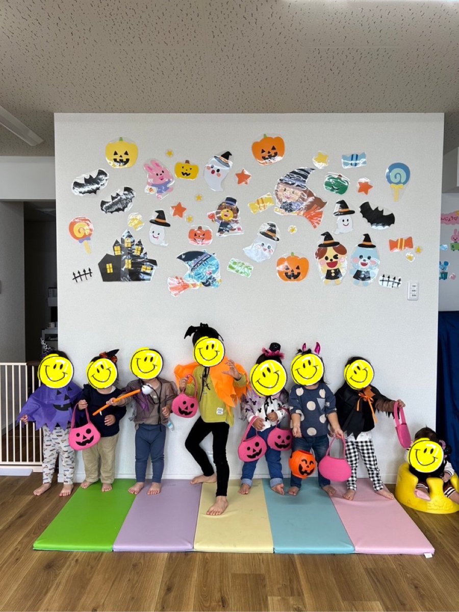 niconicohoiku's tweet photo. 今日はハロウィンイベントを行いました🎃
ハロウィンはどんな日なのか、しっかり紙芝居でお話を聞いた後は仮装をして『トリックオアトリート！』👻💥
先生からお菓子を受け取った園児たちはみんな大喜び🩷🍪

笑顔いっぱいの楽しいイベントになりました😍💎
#保育園
#鴻巣
#鴻巣市
#認可外保育園 https://t.co/o34saIU4mu