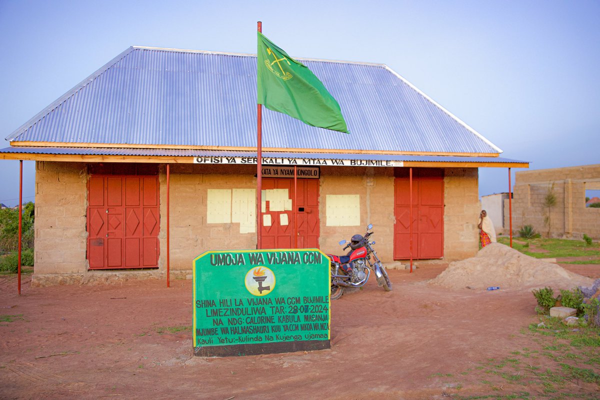 CCM wamejenga kijiwe chao mbele ya ofisi ya Serikali ya Mtaa wa Bujimile, Kata ya Nyamhongolo hapa Ilemela. Nimewaelekeza viongozi wa <a href="/ACTwazalendo/">ACTWazalendo</a> wa Kata hii waanze kujenga ngome ya ACT Wazalendo pembeni ya kijiwe hicho cha <a href="/ccm_tanzania/">Chama Cha Mapinduzi</a> kwani Ofisi ya Mtaa ni RAIA WOTE.