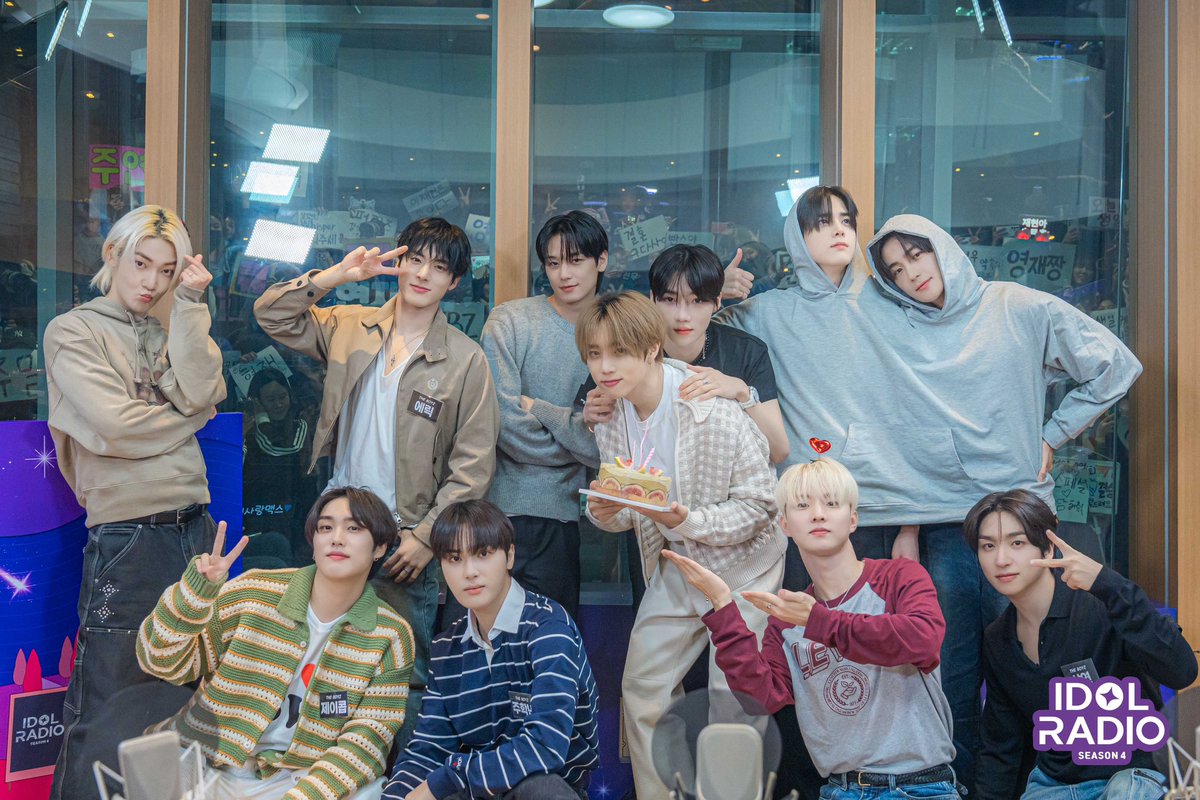 idolradiokorea's tweet photo. [#아이돌라디오4 앨범 241030]

📸EP#70. 떤디와 10인의 떤프모임👥👥👥👥👥

돌랑이들~ 한 번뿐인 인생 덥즈 덕질하며 행복하게 사세요!!!!!!!!!!!
-행복 전도사 아돌라 올림-

@IST_THEBOYZ @WE_THE_BOYZ

#MBC #IDOLRADIO #아이돌라디오 #아돌라 #THEBOYZ #더보이즈 https://t.co/6R7ePZlAKe