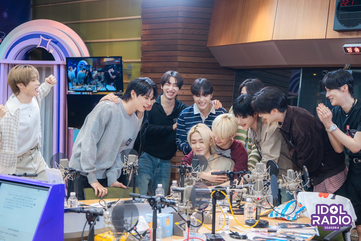 idolradiokorea's tweet photo. [#아이돌라디오4 앨범 241030]

📸EP#70. 떤디와 10인의 떤프모임👥👥👥👥👥

돌랑이들~ 한 번뿐인 인생 덥즈 덕질하며 행복하게 사세요!!!!!!!!!!!
-행복 전도사 아돌라 올림-

@IST_THEBOYZ @WE_THE_BOYZ

#MBC #IDOLRADIO #아이돌라디오 #아돌라 #THEBOYZ #더보이즈 https://t.co/6R7ePZlAKe