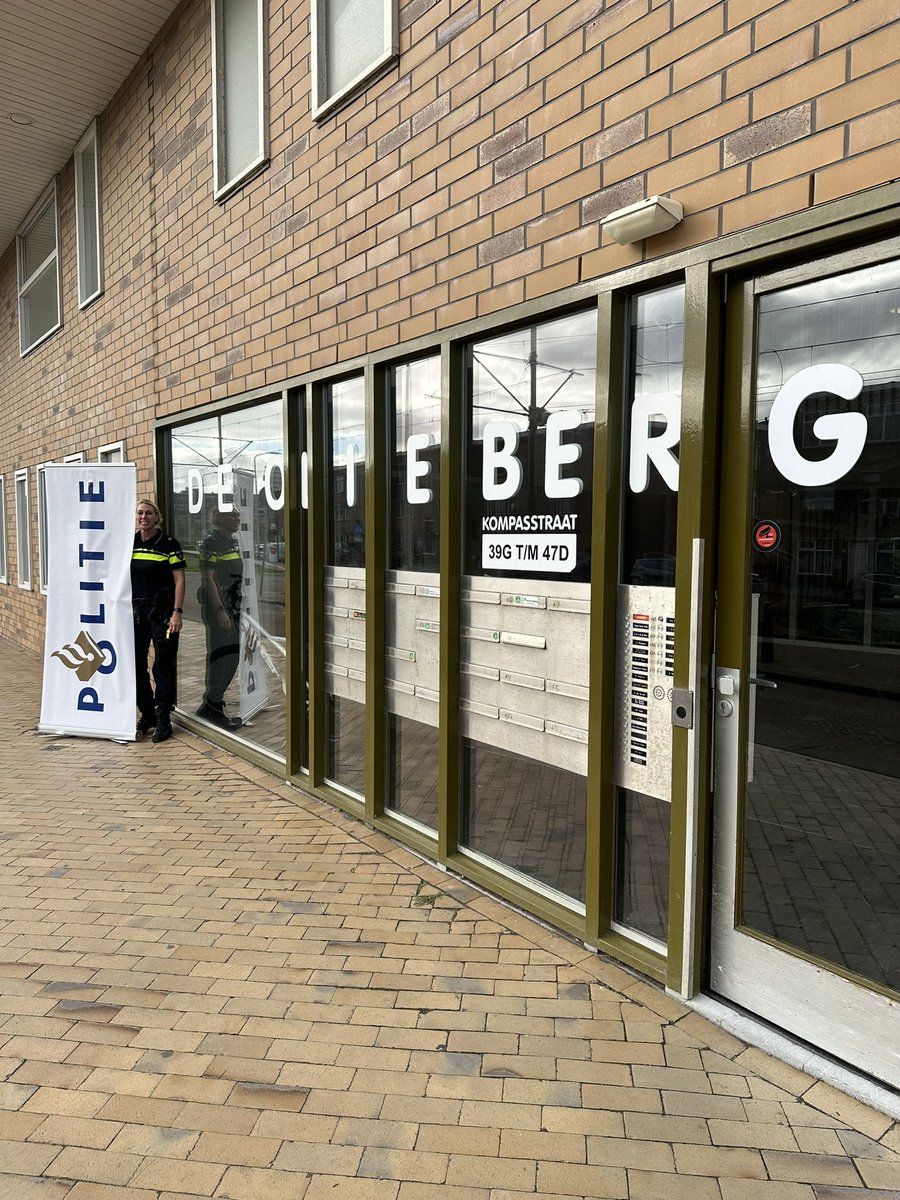 WA_OudSchev1's tweet photo. Goedemorgen. Vandaag start ik weer met mijn spreekuur van 9.00- 10.30 uur. Mocht u vragen hebben aan de wijkagent, dan bent u van harte welkom. Locatie: Kompasstraat 41. Fijne dag gewenst 😊. #wijkagentoudscheveningen#spreekuur https://t.co/lyC8nRy5zr