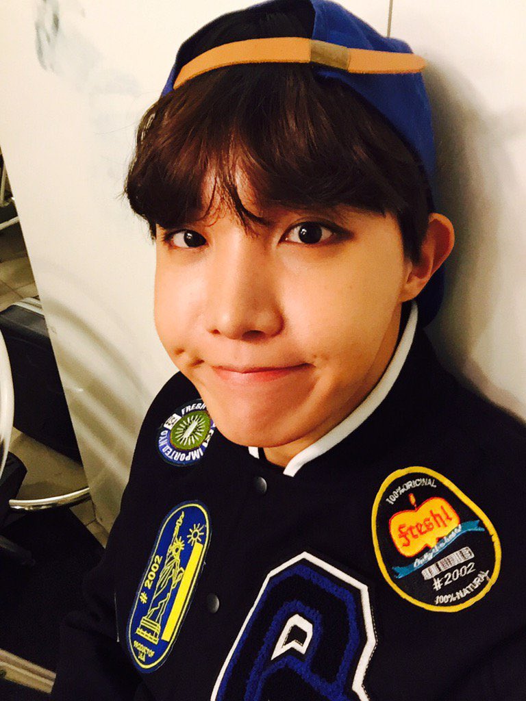 Hope_shine218's tweet photo. 9 years ago Hobi
[151031 BTS twitter update]

🐿️: “How nice to see are our ARMYs~~The singing-along was really good ~~ We were so thankful today, please go home safely ~
#HopeNight
#HobiLove_ARMYlove”

#jhope #제이홉 https://t.co/PLLAbEfFaa