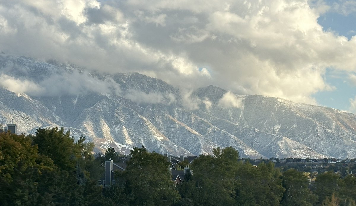 GraniteSchPsych's tweet photo. Fall has finally arrived and winter is around the corner in Utah. We have the first real snow in the mountains. https://t.co/q9xHTndtLR