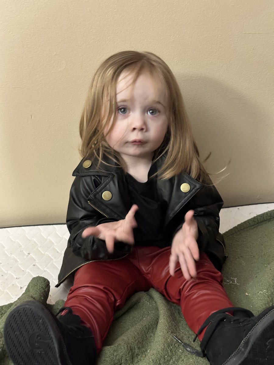 RogueLeaderTV's tweet photo. My daughter channeled her inner slayer as Buffy Summers for Halloween. Ready and geared up to save the day one candy bar and hellmouth at a time. @SarahMGellar https://t.co/hIveyxjcOE