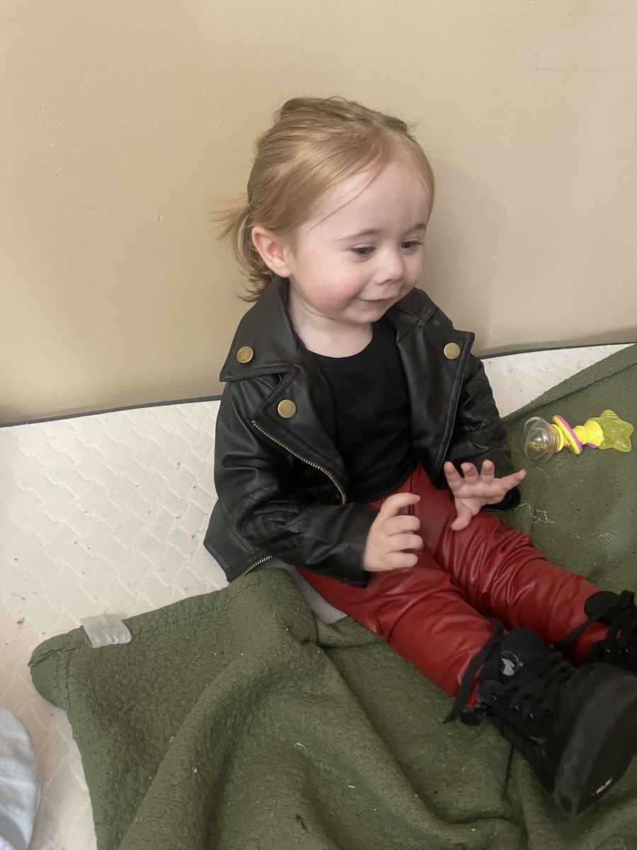 RogueLeaderTV's tweet photo. My daughter channeled her inner slayer as Buffy Summers for Halloween. Ready and geared up to save the day one candy bar and hellmouth at a time. @SarahMGellar https://t.co/hIveyxjcOE
