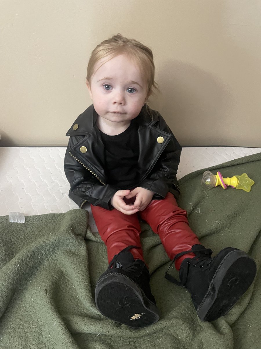 RogueLeaderTV's tweet photo. My daughter channeled her inner slayer as Buffy Summers for Halloween. Ready and geared up to save the day one candy bar and hellmouth at a time. @SarahMGellar https://t.co/hIveyxjcOE