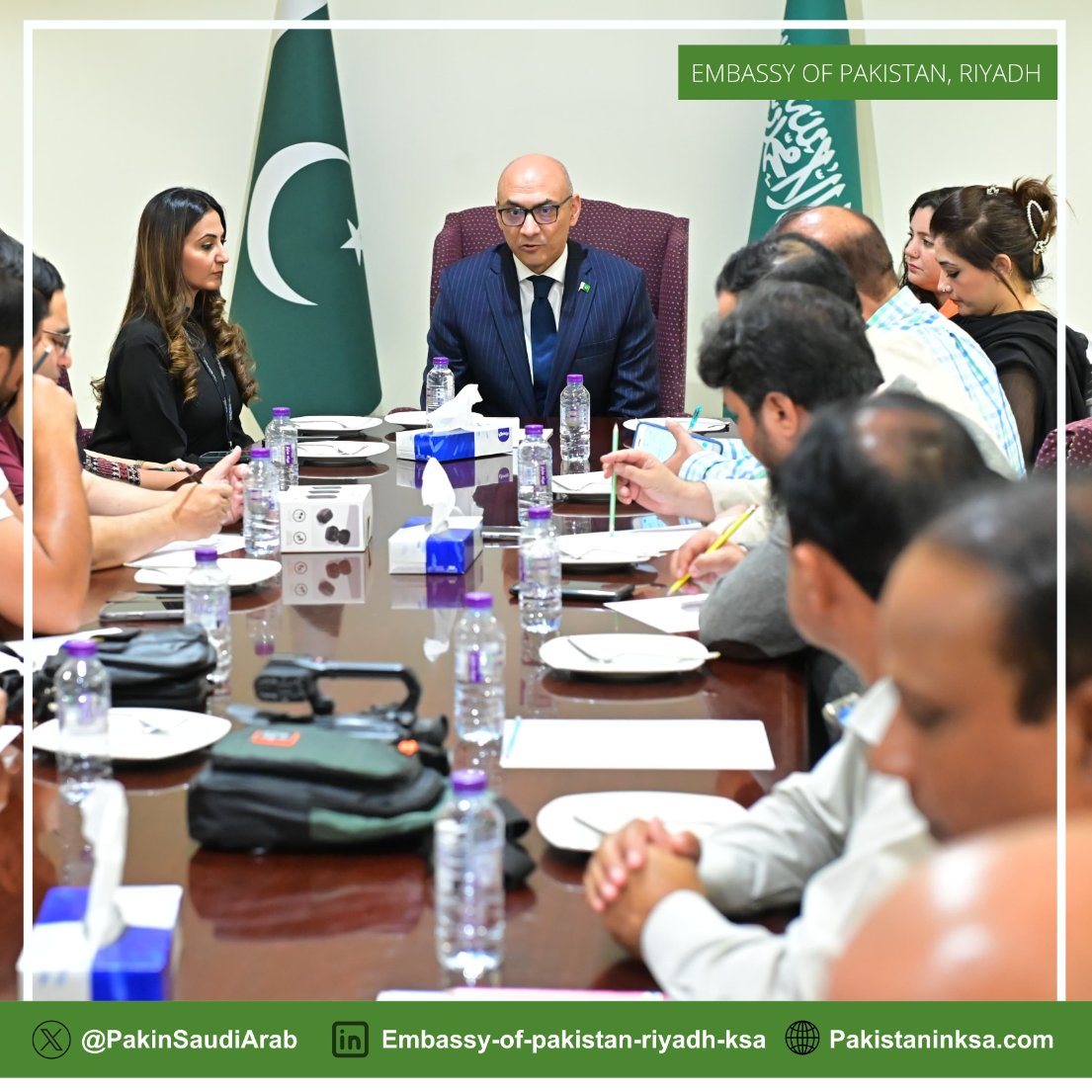PakinSaudiArab's tweet photo. 📸 Ambassador @AmbFarooq met with members of Pakistani Media.
Detailed exchange on upcoming festivities and significance of celebrating #PakistanWeek under Global Harmony Initiative by @media_ksa organized at #SuwaidiPark @GEA_SA.
🇵🇰🇸🇦 https://t.co/BOksAXLUWZ
