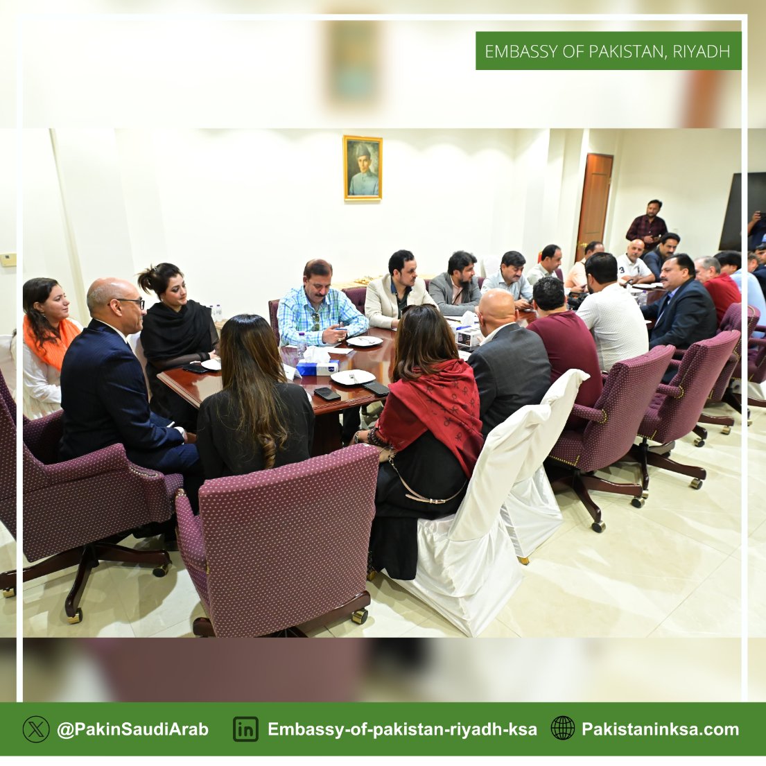 PakinSaudiArab's tweet photo. 📸 Ambassador @AmbFarooq met with members of Pakistani Media.
Detailed exchange on upcoming festivities and significance of celebrating #PakistanWeek under Global Harmony Initiative by @media_ksa organized at #SuwaidiPark @GEA_SA.
🇵🇰🇸🇦 https://t.co/BOksAXLUWZ