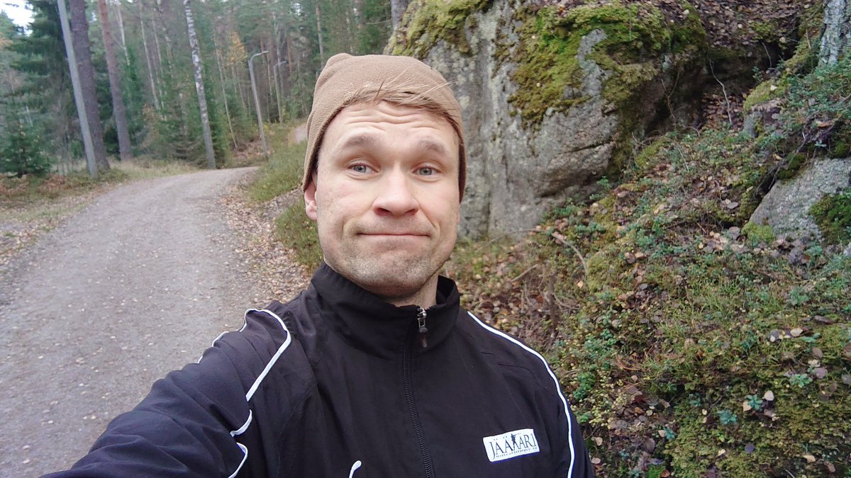 sulkahattu's tweet photo. Miusta kurssiverkkarit on huikea osa suomalaista sotilaskulttuuria! Missähän muussa maassa jää palveluksesta käteen tuulipuku? Mukava nähdä lenkillä nuorisoa ja vanhempiakin villottajia, salaatinkuvat ja räjähtävät rullaluistimet sun muut logot selässä vilkkuen https://t.co/6Ct78RQOOO