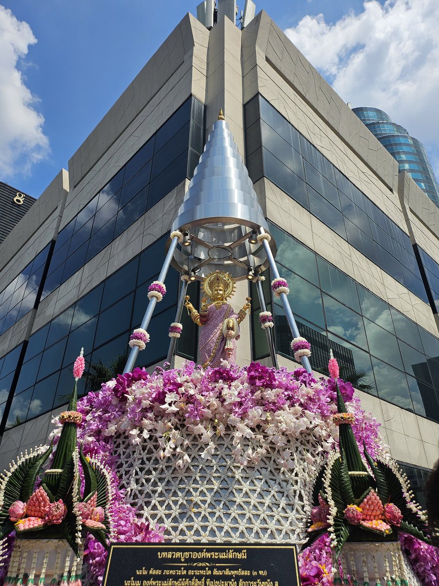 Pana_amulets's tweet photo. ✨️ Diwali 2024 ✨️

โอม ชยะ ศรี ลักษมี มาตา 

ขอองค์แม่ลักษมีอวยพรชัยทุกๆท่าน
จงมีแต่สิ่งดีๆเข้ามา
อุปสรรคใดๆ ขอให้ผ่านไปได้ด้วยดี
ร่ำรวย • เงินทอง • สมปรารถนา

✨️🌸 https://t.co/YO5haoMj4j