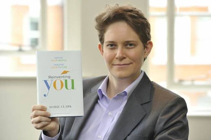 LibrosDeMkting's tweet photo. Reinventing You" de Dorie Clark : Descubre tus fortalezas y cómo pivotar en tu carrera. Ideal si buscas transformar o redefinir tu marca. #MarketerosNocturnos #MarcaPersonal 🔄 https://t.co/pPJaSbUY9Z