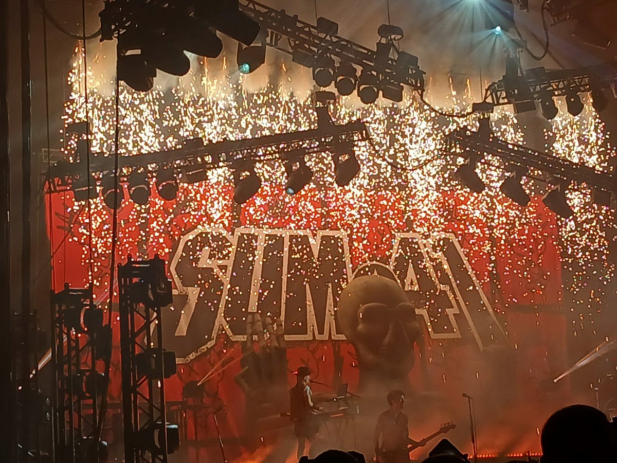 Jen66184's tweet photo. Amazing Show, I didn't want it to end !!! 😢 ✋️🖕🤟❤️❤️#Sum41 #Nottingham https://t.co/gGVTchqei5