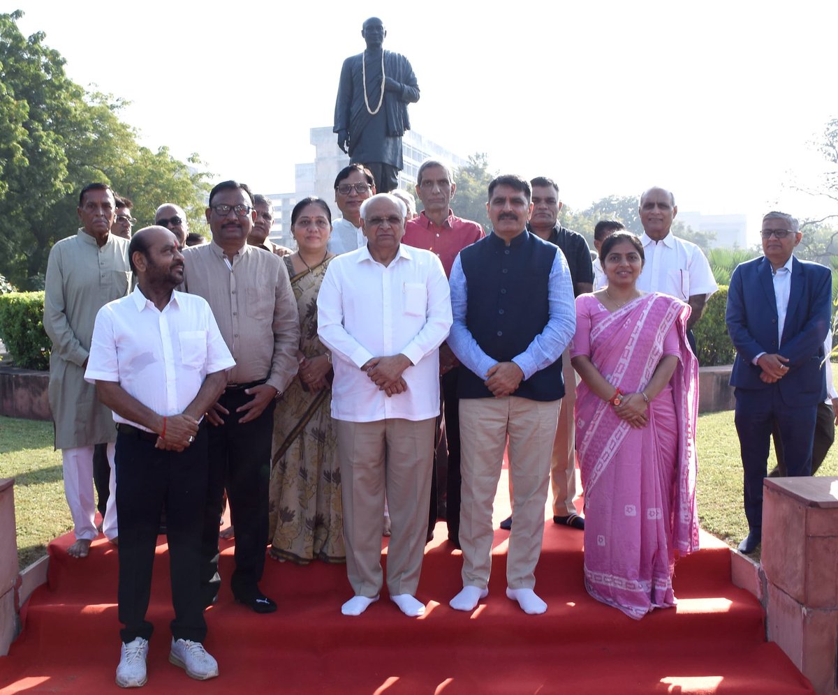 CMOGuj's tweet photo. મુખ્યમંત્રી શ્રી ભૂપેન્દ્રભાઈ પટેલે આજે સરદાર વલ્લભભાઈ પટેલની જન્મજયંતીના અવસરે વિધાનસભાના અધ્યક્ષ શ્રી શંકરભાઈ ચૌધરી તેમજ અન્ય મહાનુભાવો સાથે ગુજરાત વિધાનસભા પરિસરમાં આવેલી સરદાર સાહેબની પ્રતિમા તેમજ  વિધાનસભા પોડિયમમાં સરદાર પટેલના તૈલ ચિત્ર સમક્ષ ભાવસભર પુષ્પાંજલિ અર્પણ કરી કૃતજ્ઞતા વ્યક્ત કરી હતી.