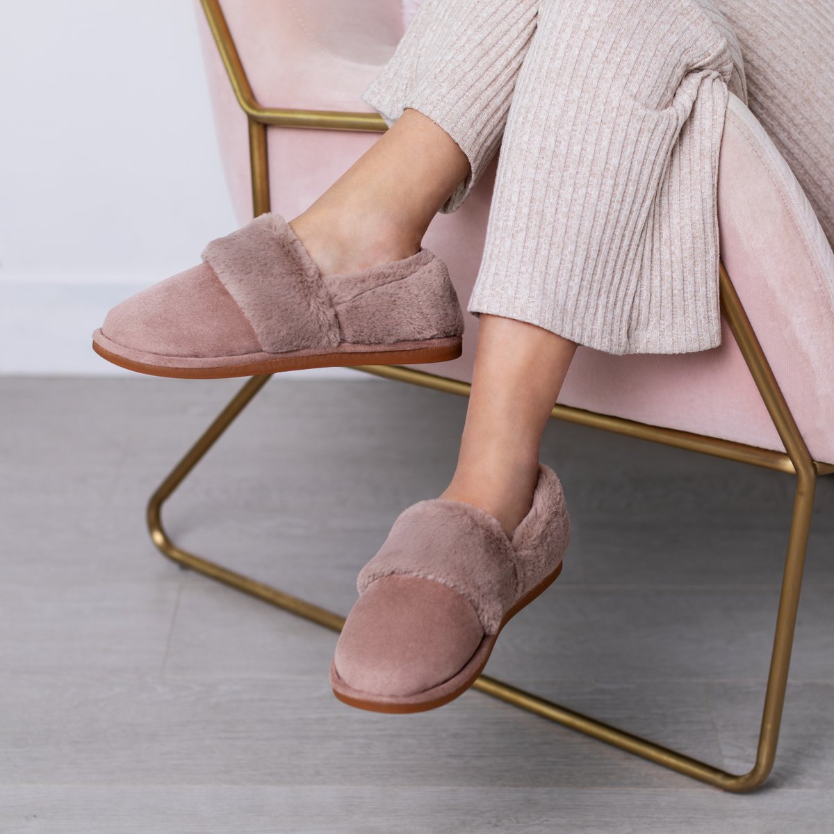Introducing Kofo slippers! The stylish solution for cold feet this season. 🌨️ With reheatable pads, a soft memory foam insole, and machine-washable durability, these slippers keep you cosy inside and out. 🌟#StayWarm #sundayvibes #SnugToes #heatedslippers