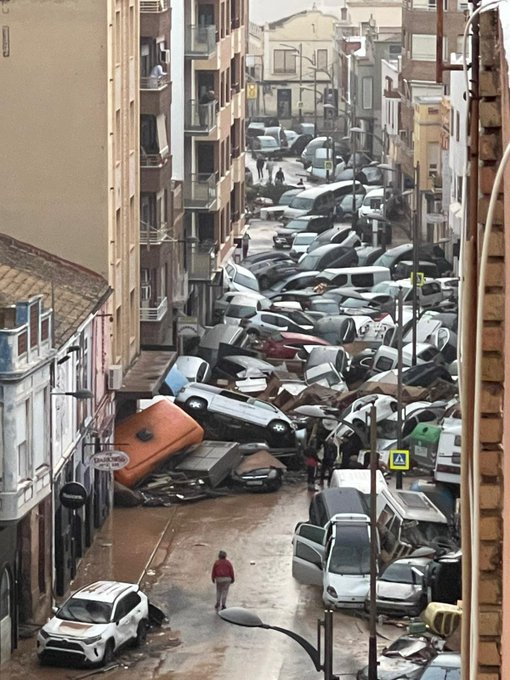 This is the aftermath of #flooding in #Valencia, Spain, after yesterday’s devastating flooding. With one year worth of rain falling in just 4 hours. Valencia is a region in Spain that is known for its #citrus production and is part of a group of provinces that are major