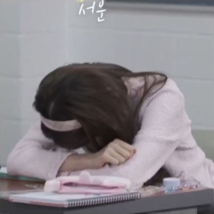 hello! i'm chi, and i'm not new to #studytwt #studytwtph , was inactive for a few months but i badly want to romanticize studying again :(    

★ bsa freshie ! 
★ 18 yo, eng, fil OK !
★ isko 💙💛 
★ ENTP    

let's b moots ♡