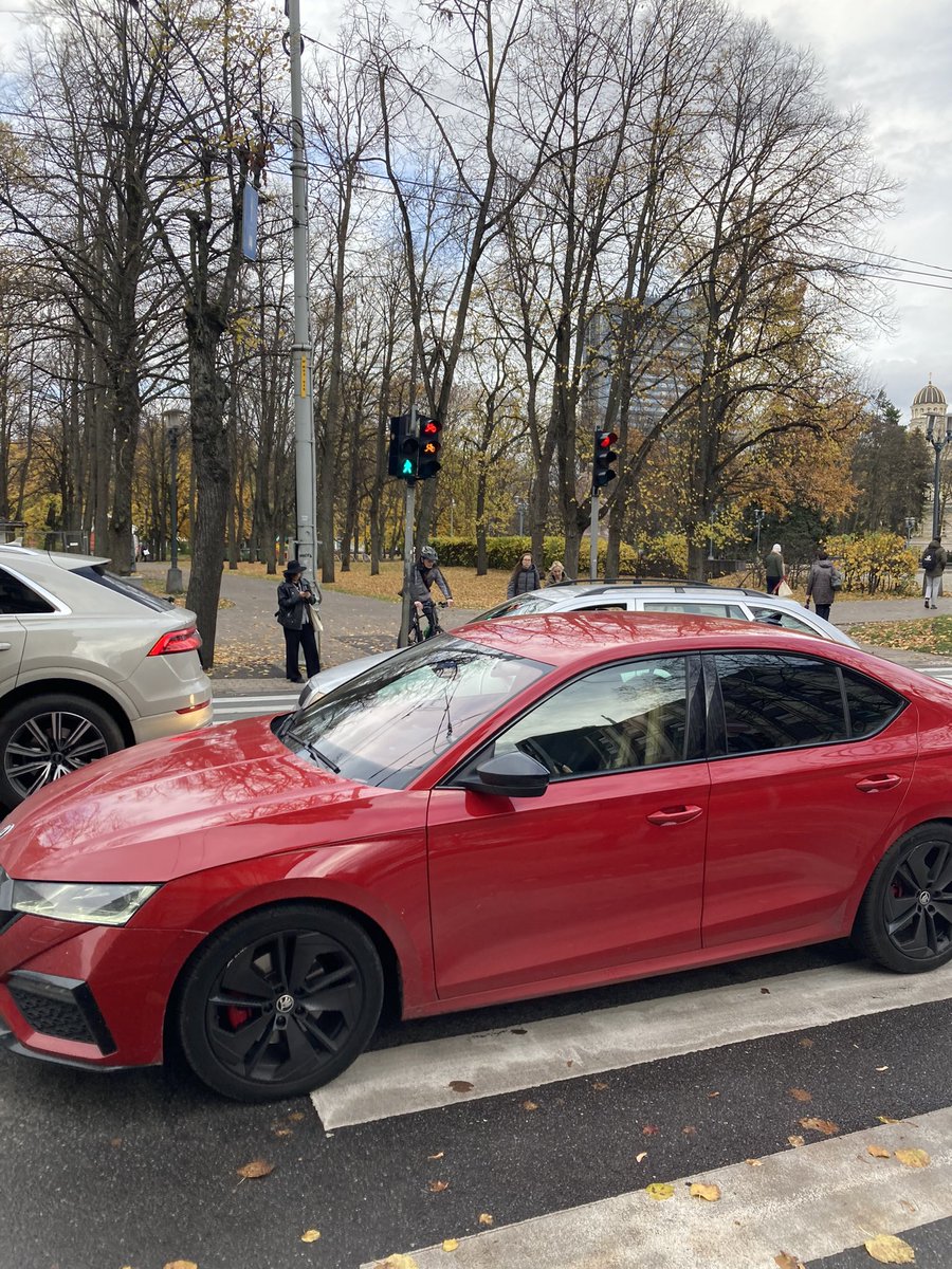 tā kā šāds skats ir absolūti katru rītu - un bieži vien arī pēcpusdienās, un, šķiet, nekas autovadītājus nepārliecina nebraukt krustojumā, varbūt <a href="/RigasDome/">Rīga</a> var te norīkot policistu, kas skolēniem ar kājām un velo palīdz droši izlavierēt drošo ceļu uz skolu ar kājām?