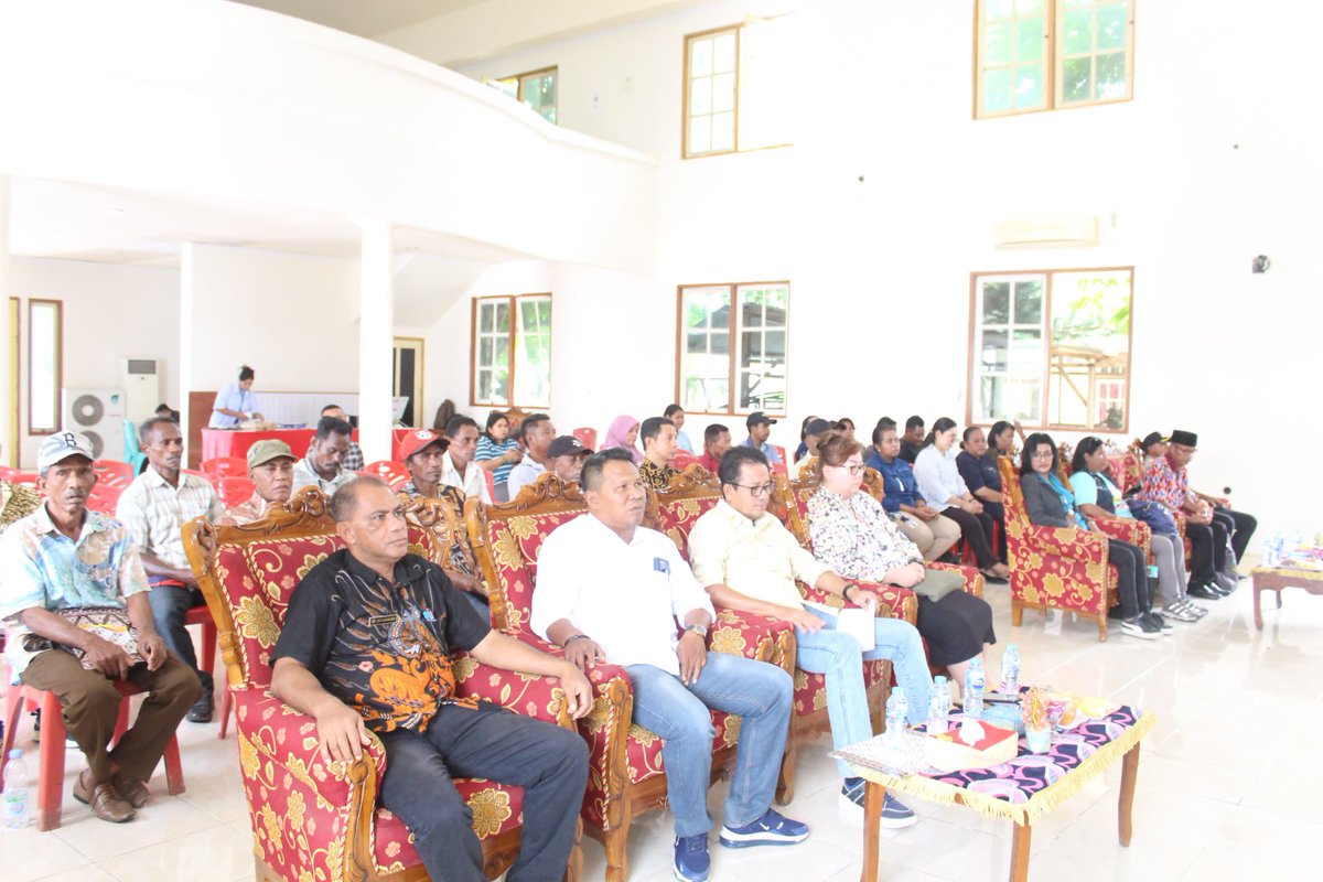 maya_warayaan's tweet photo. Jumat (25/10), Maria M.Warayaan Luhkan Kab. Maluku Tenggara, Melaporkan kegiatan fasilitasi kelembagaan pelaku utama berupa penyerahan secara simbolis Kartu Kusuka oleh kepala dinas perikanan dan bank BRI ke penyuluh
#GiatluhkanSatminkalAmbon 
#Luhlapor
@BP3_Ambon
@bppsdm_kp https://t.co/pTiaBFX4qD