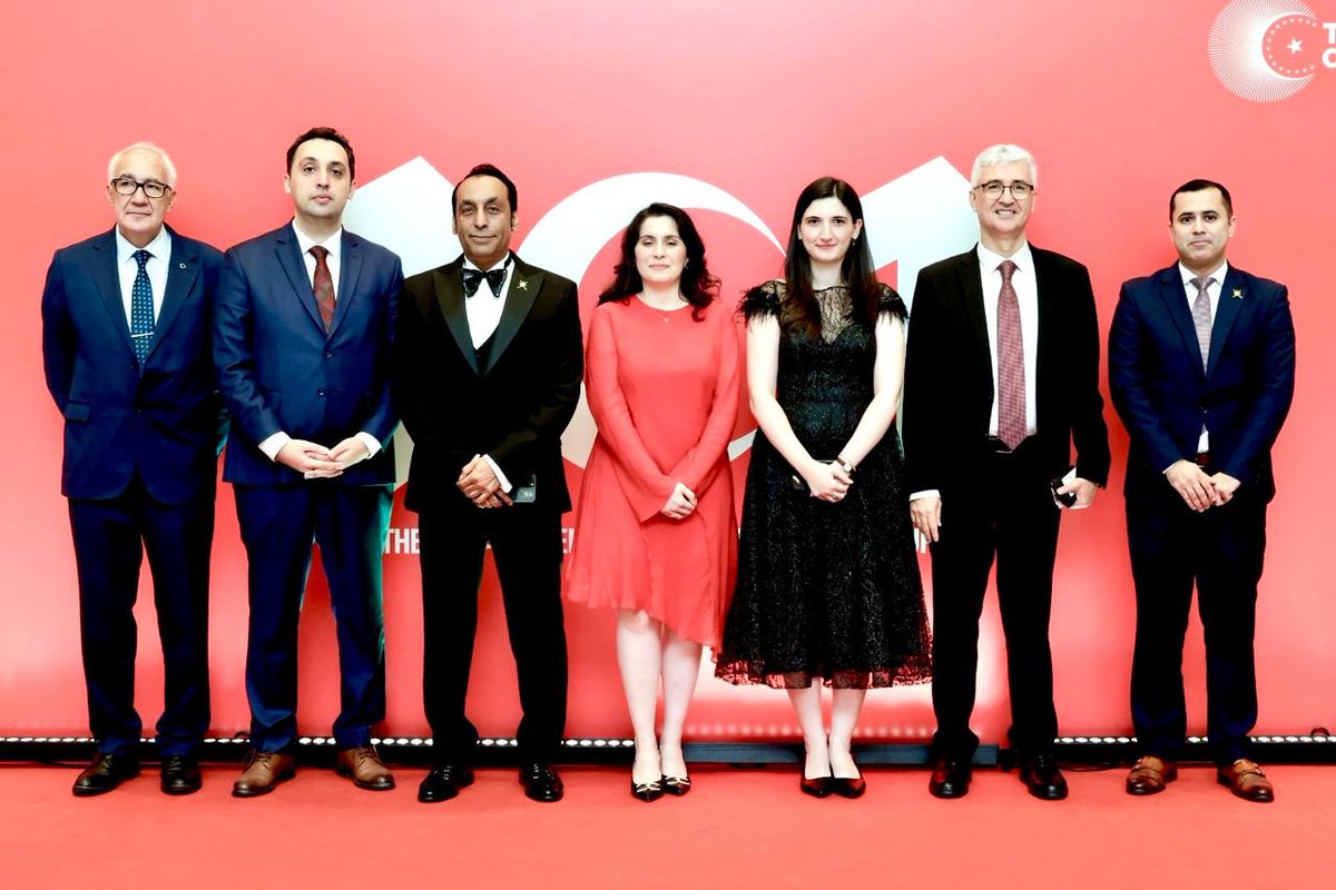 OmanConsulateBO's tweet photo. حضر سعادة القنصل جميل بن حاجي البلوشي والسكرتير الثالث زكريا الأنصاري حفل الاستقبال الذي أقامه سعادة مصطفى كيمالتن أريغور، القنصل العام لجمهورية تركيا في مومباي، بمناسبة الذكرى 101 لتأسيس الجمهورية التركية. وقدّم سعادته التهنئة بهذه المناسبة الوطنية، متمنيًا للحكومة وللشعب التركي الصديق التوفيق والنجاح، والمزيد من التقدم والنماء.