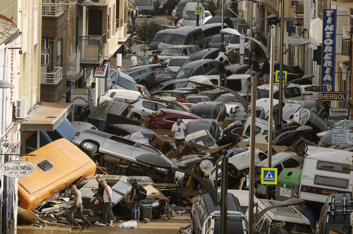 3CatInfo's tweet photo. Es reprèn la recerca de persones encara desaparegudes per la dana al País Valencià https://t.co/ffwWRZNqUE https://t.co/wg7WOQq09D