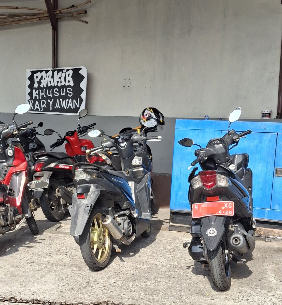 amsest's tweet photo. kata bu ana kl motor mogok cari indomaret alfamat minimarket pom bensin atau apapun, kunci stang, dan tinggal :)

ckck bisa2nya habis servis malah mogok https://t.co/kUFU7bh5XJ