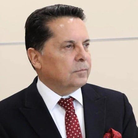 İnsan ne diyeceğini bilemiyor. Hükümet halkın iradesini açık açık gasp ediyor. Bu demokrasi, hukuk ve adalete pusu kurmaktır. Bu yüzyılda seçilmişlere kayyum atamanın izahı yoktur. Bu ülkeye yapılmış en büyük kötülüktür. Bu yanlıştan bir an önce vazgeçin. Ülkeye bu kadar kötülük