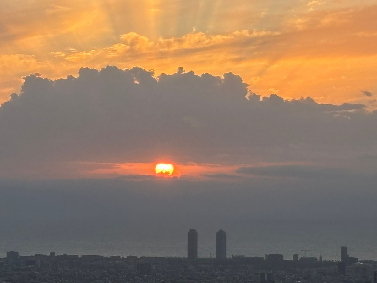 …and the sun keeps on rising after the storm. 7am. Barcelona

Our hearts are with those who have and are suffering after the tremendous storms and wind conditions in Spain. Let’s
find the energy and hope together to recover.