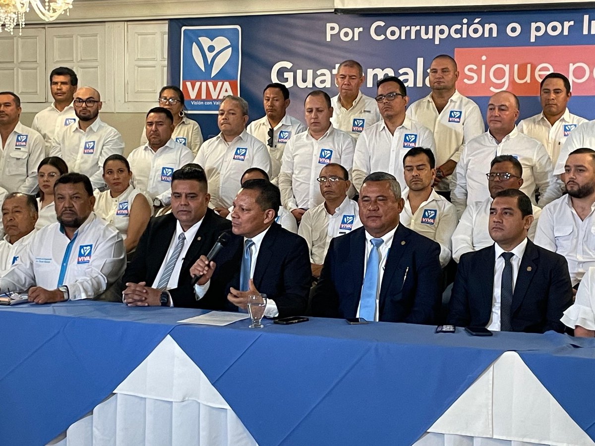 MixcoPosible's tweet photo. Ese que esta de lentes en el lado izquierdo  no es el que estaba en el gobierno de Guamattei en algo de la niñez?????? https://t.co/TOp1yBl6x1