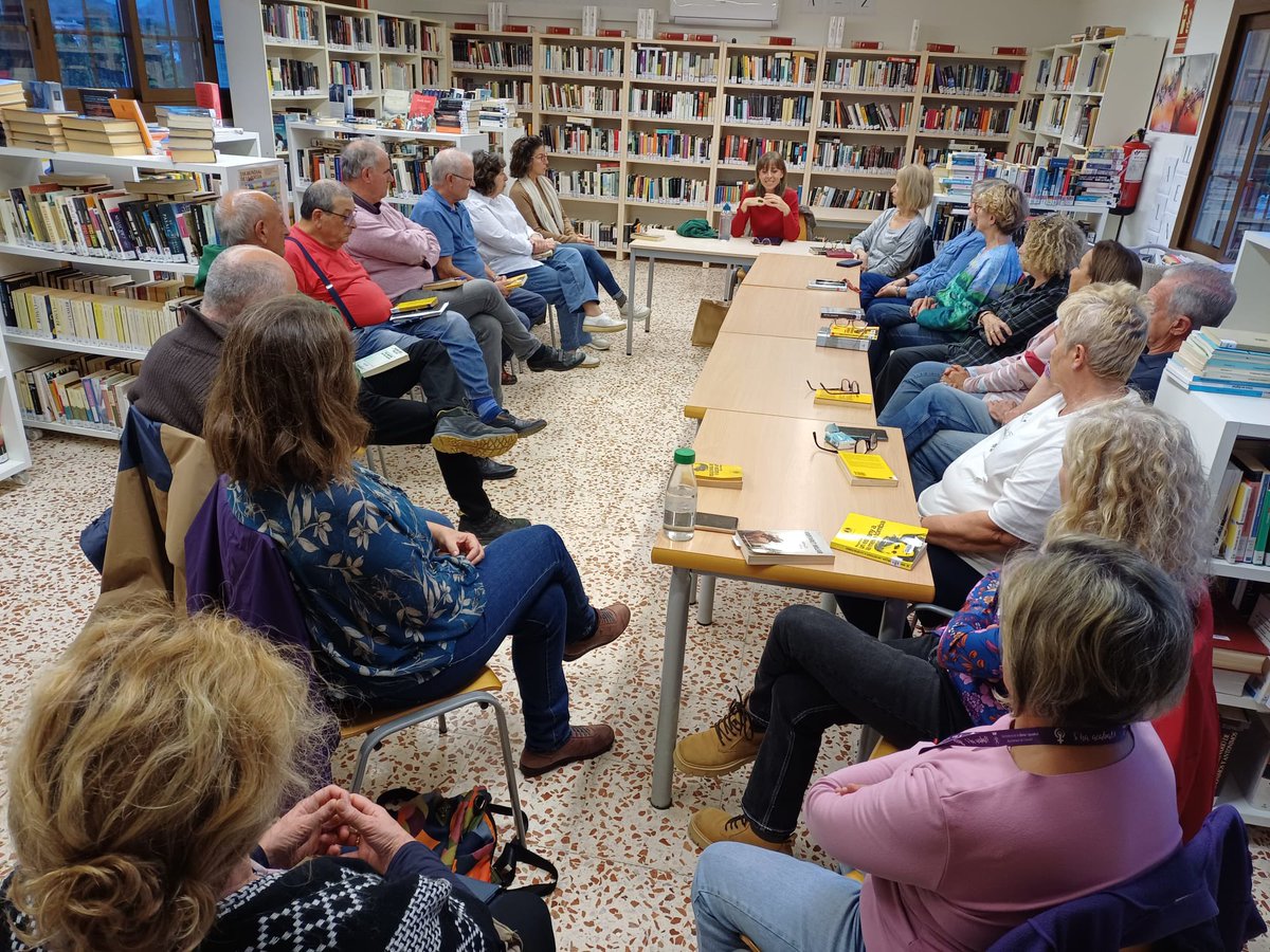 ⚰️🔪🩸Segona sessió del Club de lectura CREIXELL.CRIMS.  Al mes d'octubre hem llegit "Un estrany a la meva tomba" de Margaret Millar. 
.
🎚💰Tots els participants van coincidir en ressaltar la denúncia social del racisme i en el detectiu Steve Pinata 1/2 👇🏾