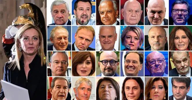 Marco_dreams's tweet image. Riassumendo:
I PM e i giudici sono tutti rossi 
I sindacati sono inutili
Gli eco attivisti sono criminali
Le tasse sono un pizzo di Stato
Gli immigrati sono cani e porci
I pensionati prendono già troppo
Gli asili non servono
Le cliniche private sono migliori, meno code 
Segue 🔽