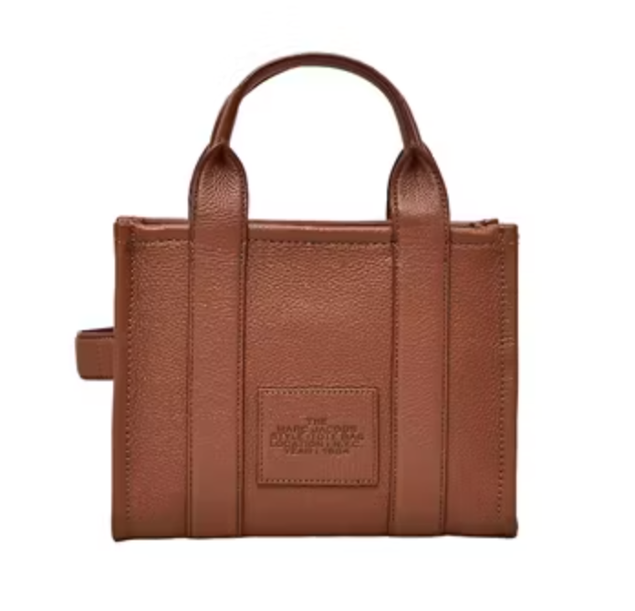 pppppuity's tweet photo. ส่งต่อกระเป๋า MARC JACOBS - THE LEATHER TOTE BAG สี  ARGAN OIL ใช้ไป 1 ครั้งถ้วน ซื้อเก็บค่ะ สภาพใหม่มากกก ถุงผ้า การ์ด ป้ายครบ (ซื้อจากชอปโตเกียว ญี่ปุ่น 18,900) ส่งต่อ 12900 รวมส่งค่ะ #ส่งต่อกระเป๋า #Marccjacobs #ส่งต่อมือ2 https://t.co/QYZKBqK23I