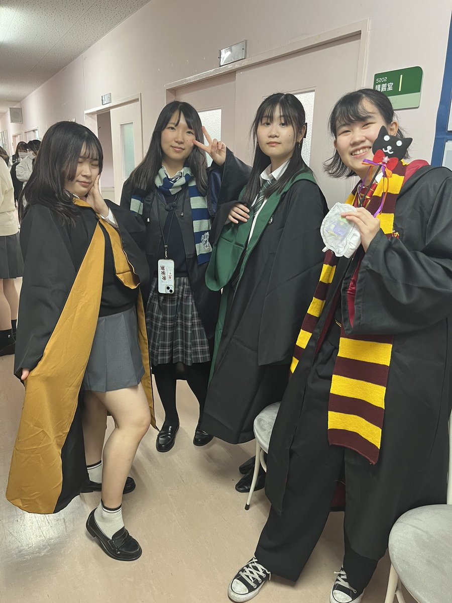 saitamatoho's tweet photo. お疲れ様です！

Happy Halloween🎃👻

学生や先生からお菓子いただきました🍭
みんなありがとー😆
学内の様子はインスタに載せています♪

https://t.co/b2vB4fhYMr

#企業公式がお疲れ様を言い合う
#企業公式相互フォロー
#企業公式フォロー祭り https://t.co/H2iy7QErID